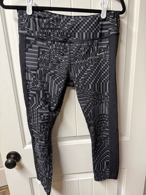 Nike Black & Gray Dri-FIT Patterned Capri Leggings